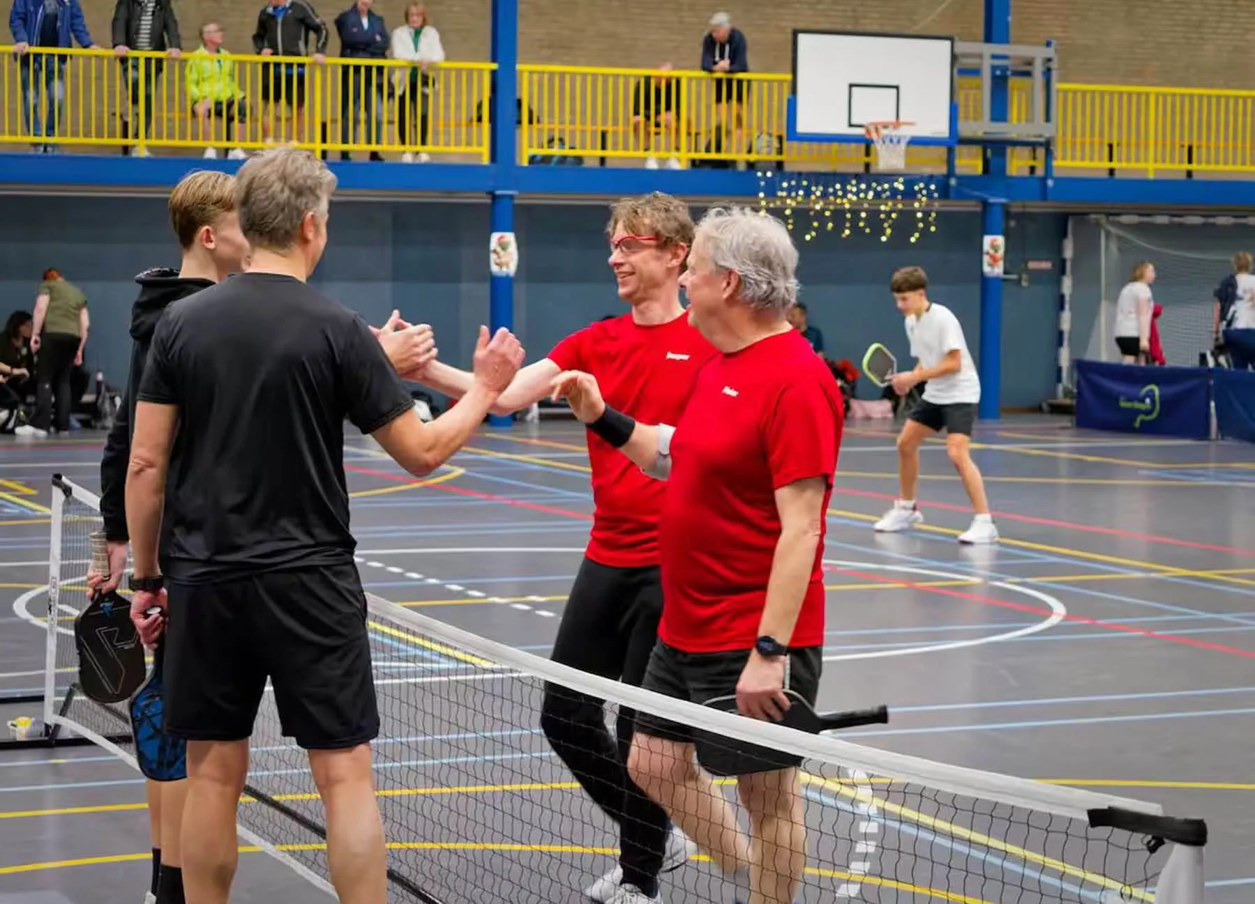 Pickleball spelers geven elkaar een hand na een potje