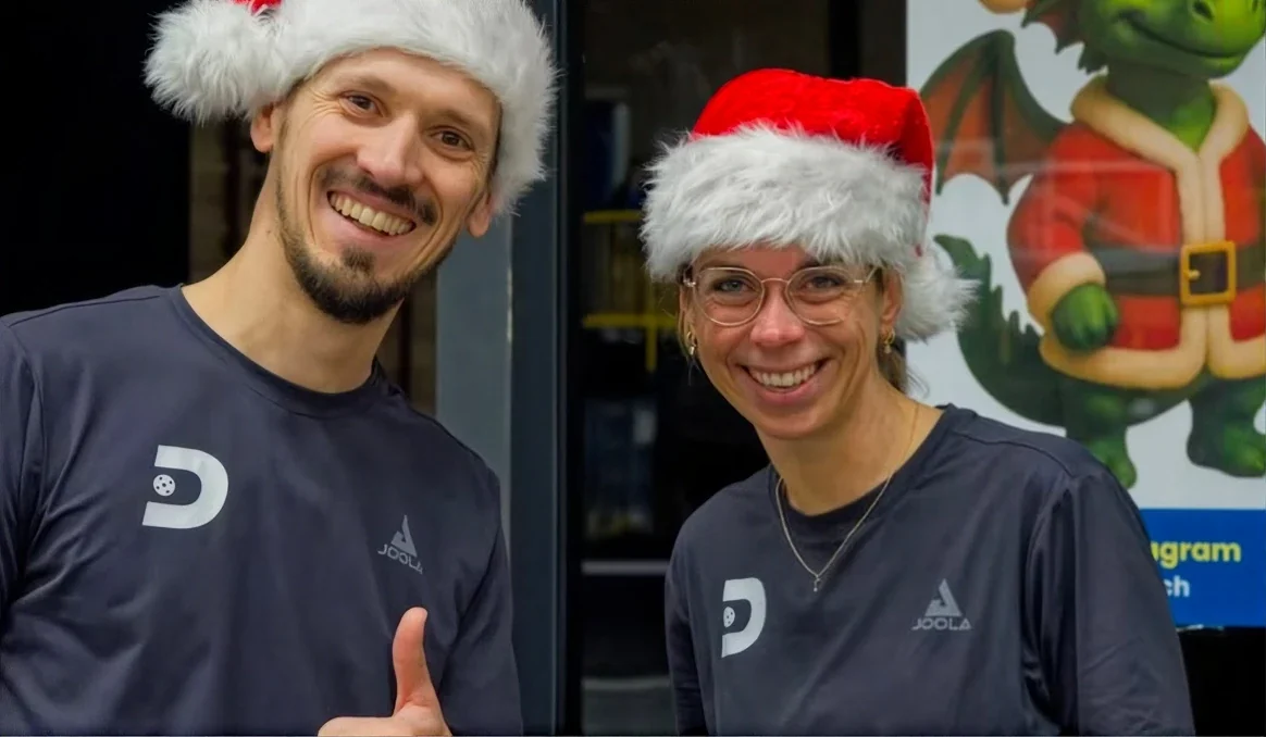 Twee spelers met kerstmutsen tijdens Picklebells